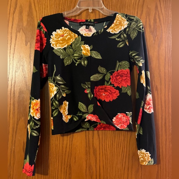 Derek Heart Tops - Floral crop top with twist bottom